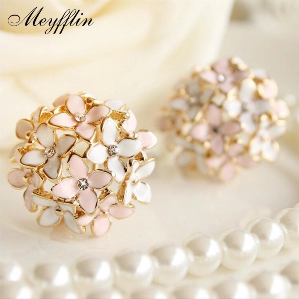 BRAND NEW BEAUTIFUL flower cluster earrings😍
